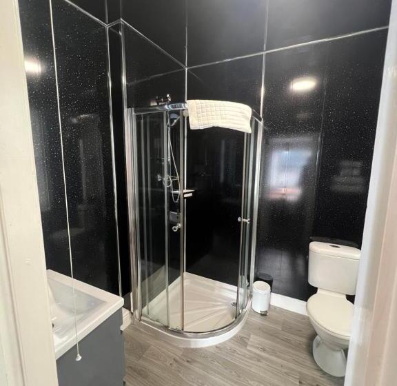 غرفة قياسية ثلاثية, Lauriston & Lawton Court