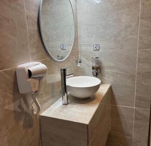 غرفة قياسية ثلاثية, Lujan