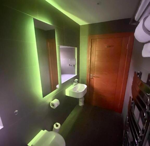 デラックスルーム, Ravelston House