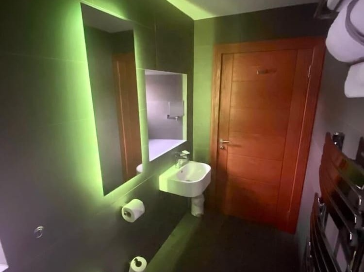 デラックスルーム, Ravelston House