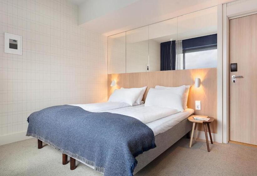 חדר סופריור, Zander K