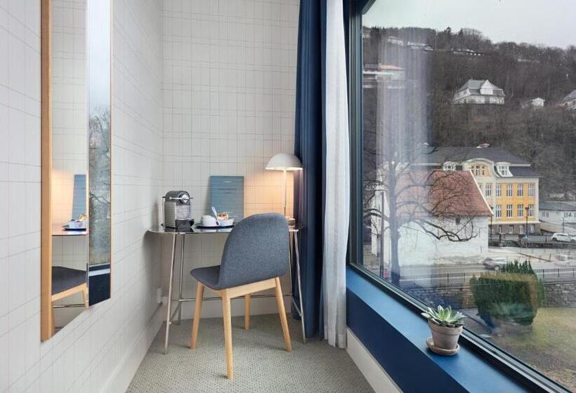 חדר סופריור, Zander K