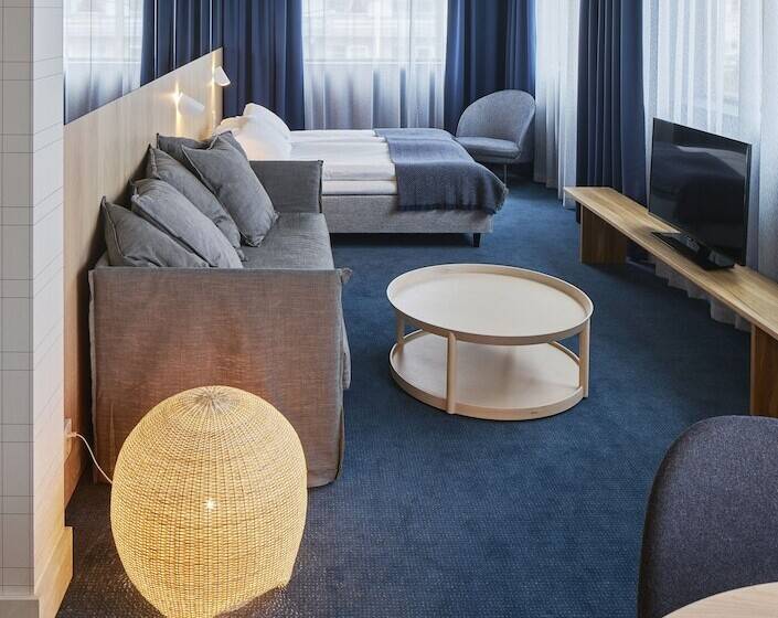 סוויטת ג'וניור, Zander K