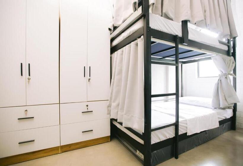 ルームシェアのワンベッド, 10 Oxford Residences