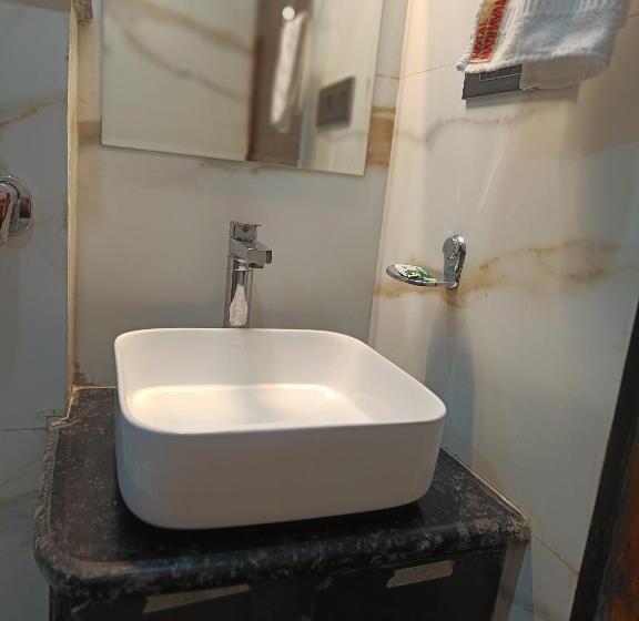 带大床的高级房间, Madhavam  250 Mtr From Mathura Railway Station