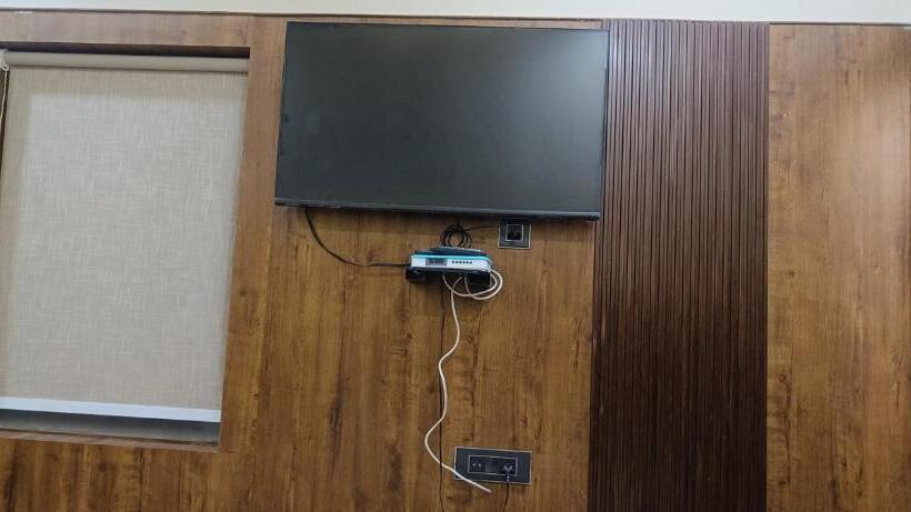 带大床的高级房间, Madhavam  250 Mtr From Mathura Railway Station