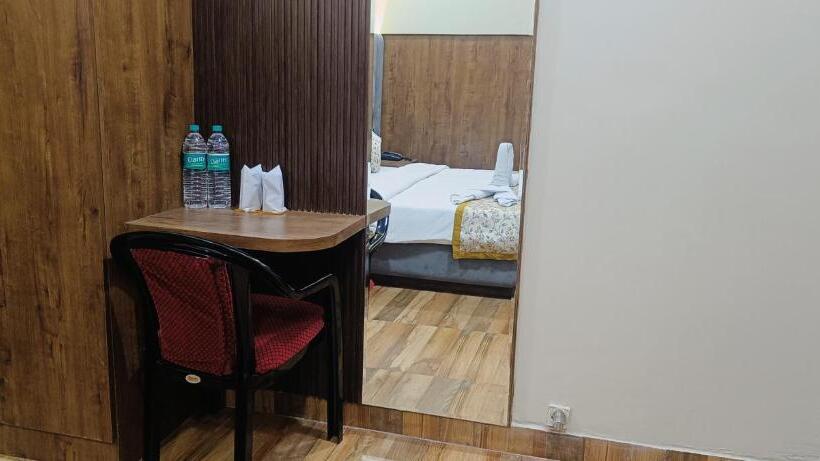 Номер Superior Кровать Кинг, Madhavam  250 Mtr From Mathura Railway Station