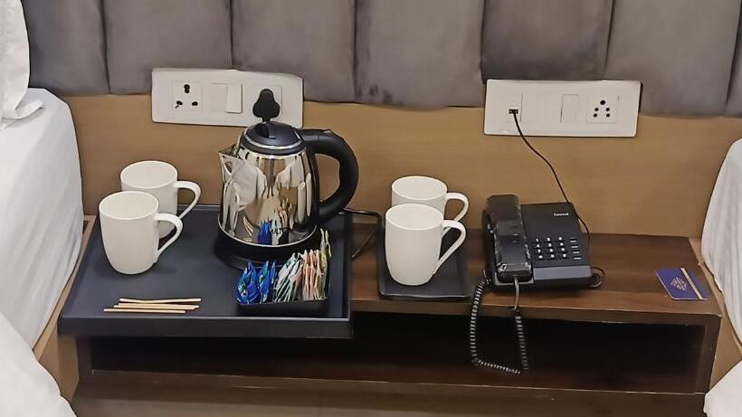 带大床的高级房间, Madhavam  250 Mtr From Mathura Railway Station