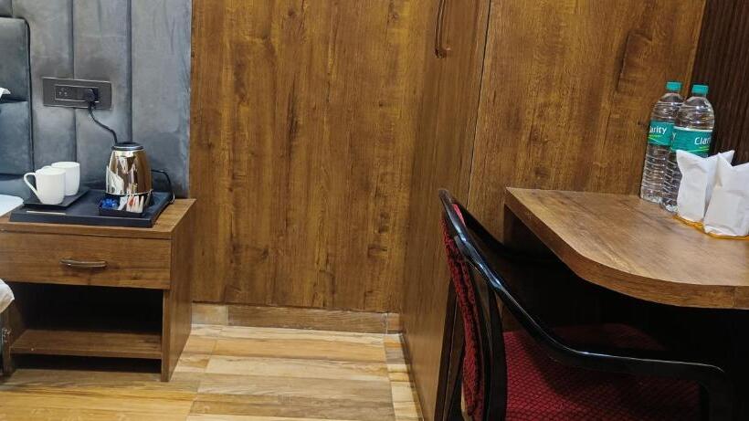 带大床的高级房间, Madhavam  250 Mtr From Mathura Railway Station