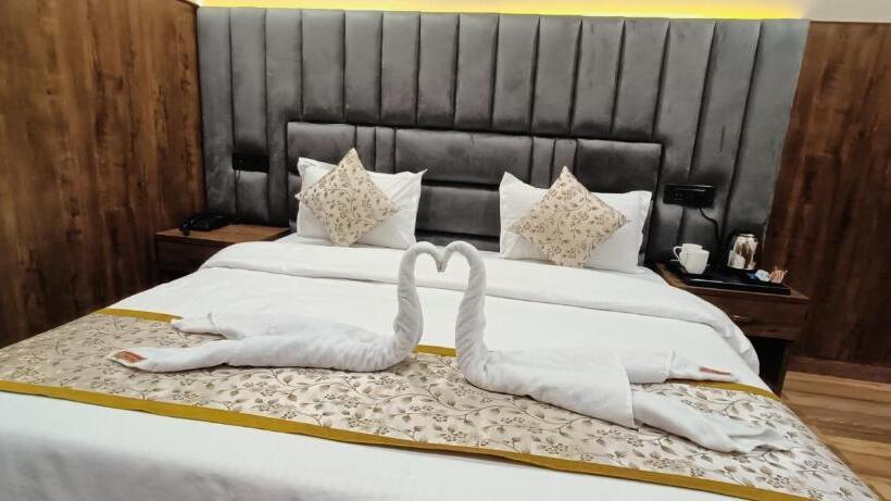 带大床的高级房间, Madhavam  250 Mtr From Mathura Railway Station