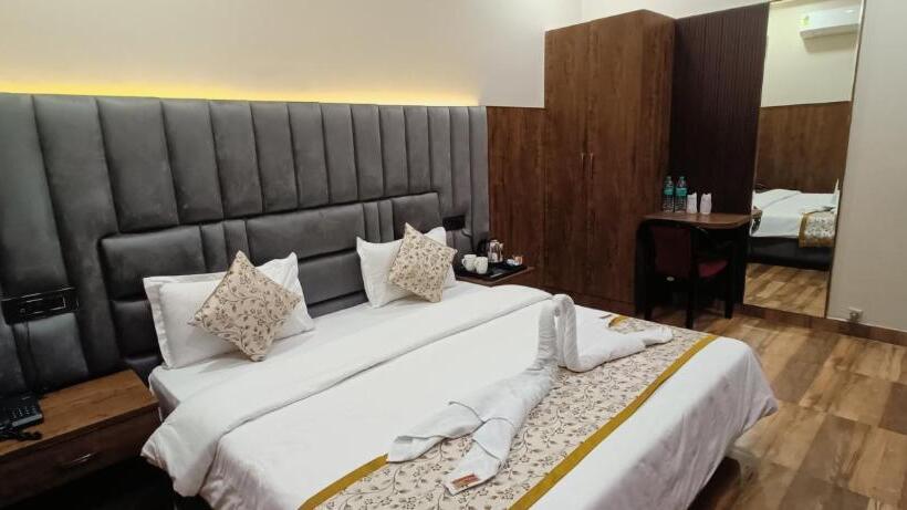 Номер Superior Кровать Кинг, Madhavam  250 Mtr From Mathura Railway Station