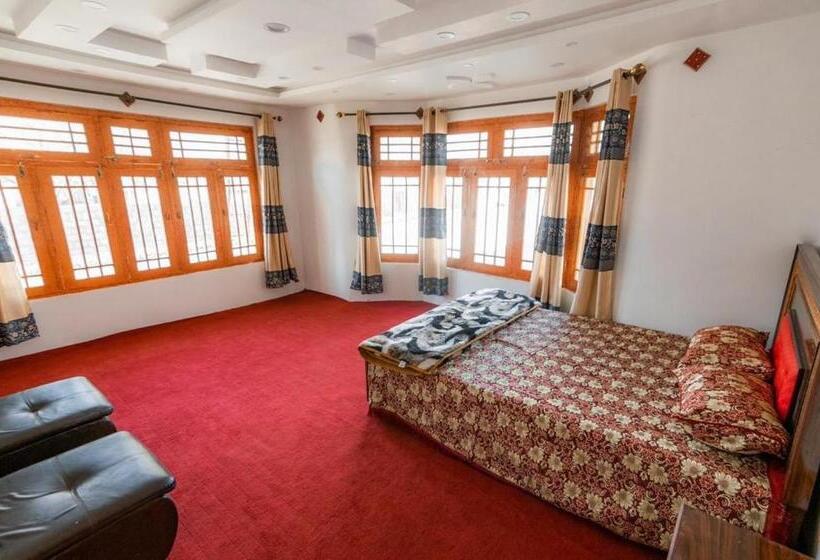 اتاق استاندارد با چشم‌انداز باغ, Royal Guest House