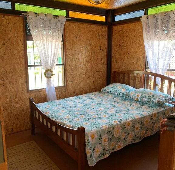 غرفة عائلية مطلّة علي الجبل, Chalet And Homestay Kasih Bonda For Musllim Only