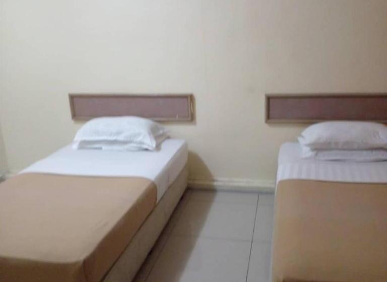 חדר דלוקס, F