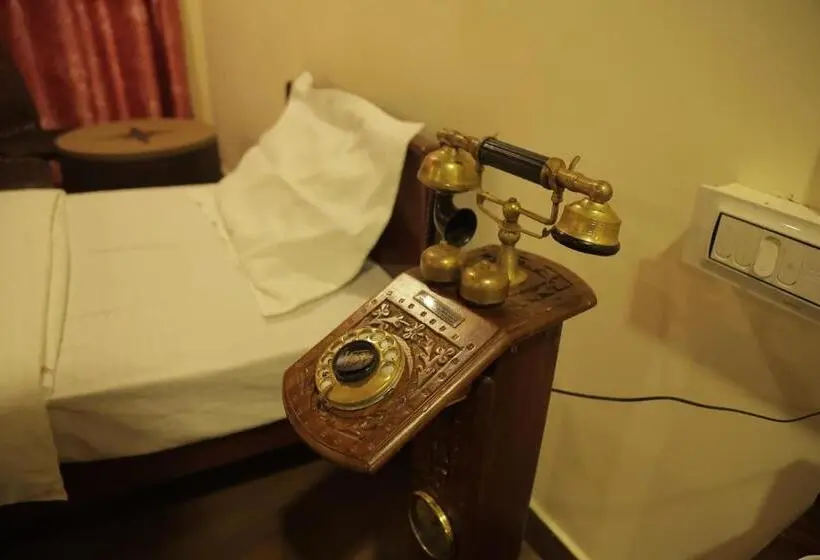 キングサイズベッドのスタンダードルーム, Harris Holiday Inn