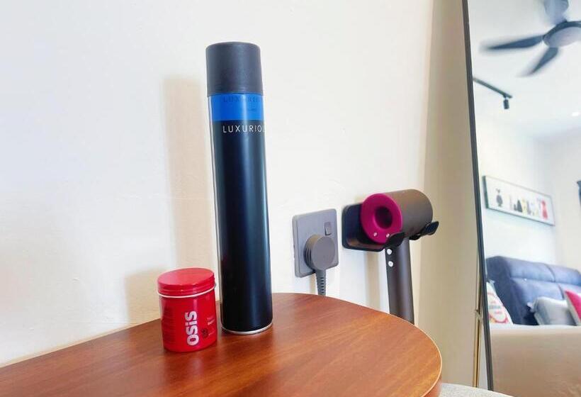 اتاق خانوادگی, Brick Garden