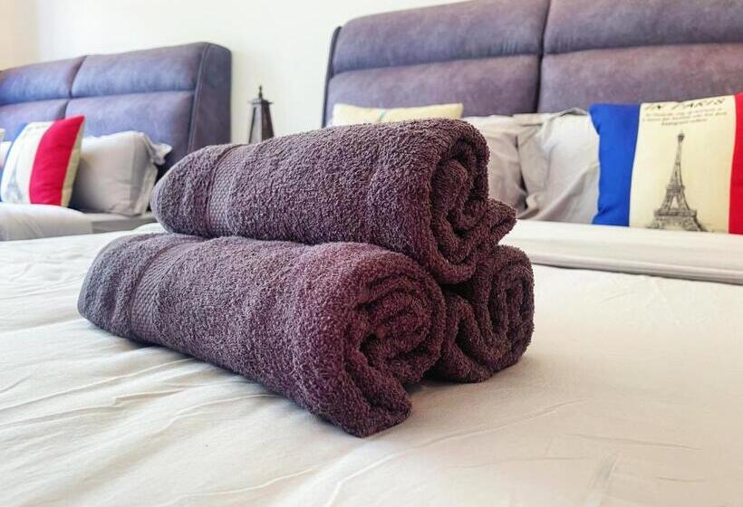 اتاق خانوادگی, Brick Garden