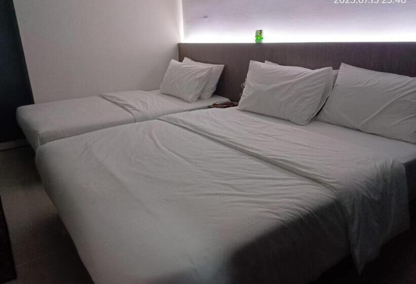 جناح مزوَّد بشرفة, Qilala Dualview By The Shore