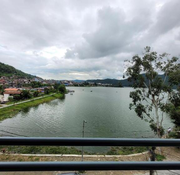 اتاق استاندارد با چشم‌انداز دریاچه, Night Trails