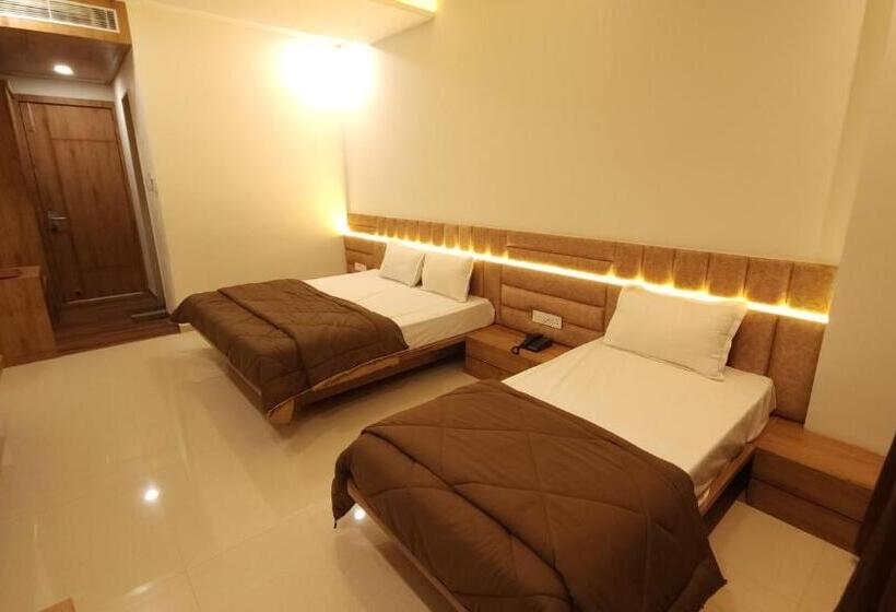 디럭스 트리플 룸, Aanandam Greens