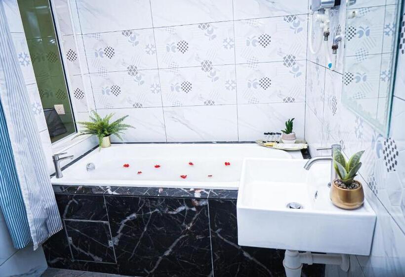 غرفة ديلوكس, Ghazrins Desaru