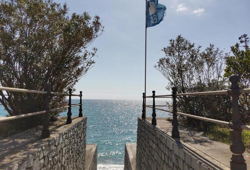 דירת חדר נוף לבריכה, Magarella