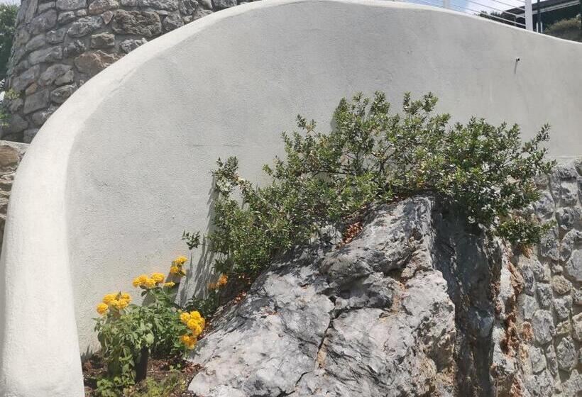 דירת חדר נוף לבריכה, Magarella