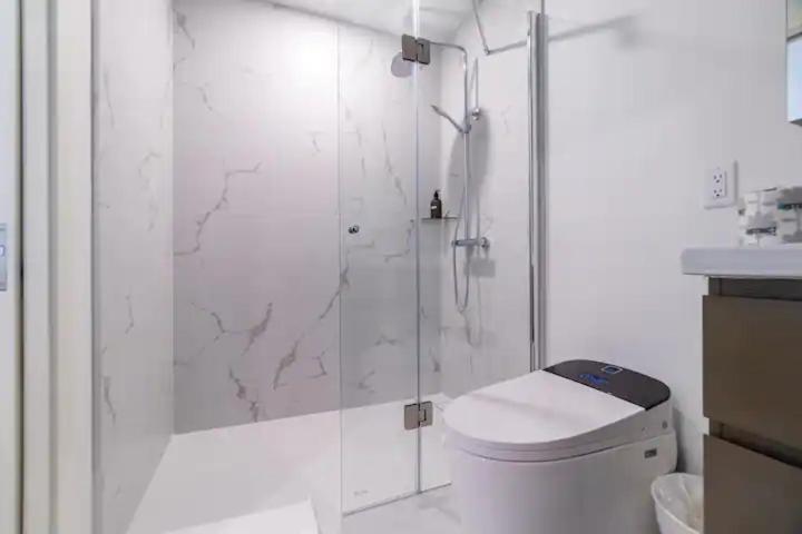 استودیوی لوکس, Rozenhaus Montreal