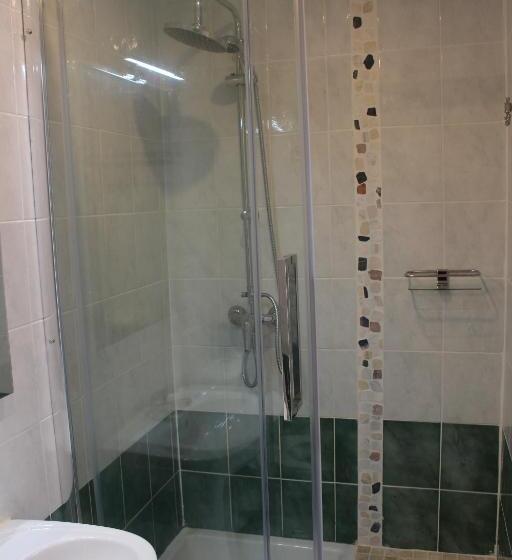 ガーデンビュースタンダードルーム, Lou Prat