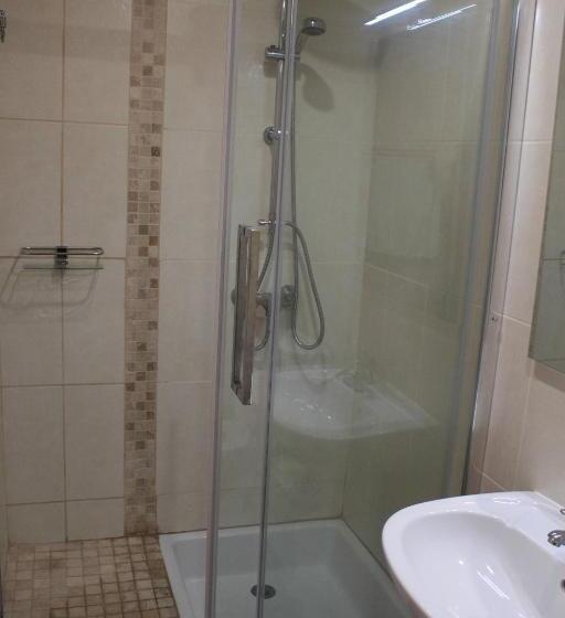 ガーデンビュースタンダードルーム, Lou Prat