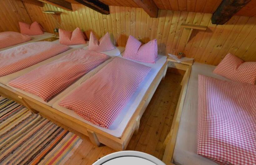 سرير فى غرفة مشتركه, Senninger Alm