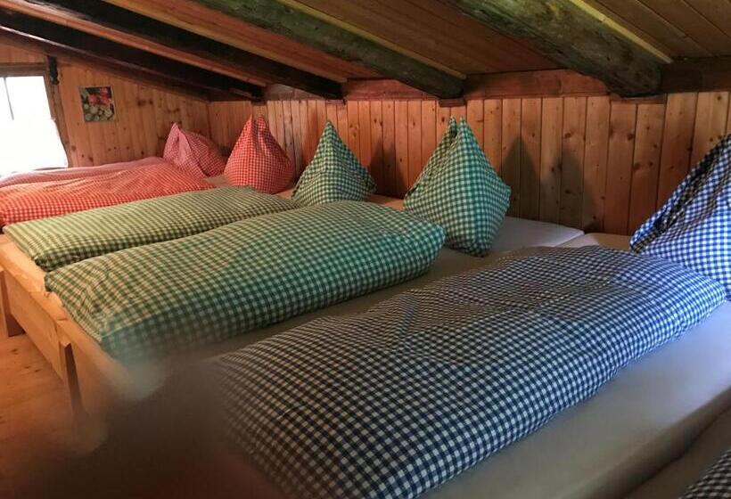 سرير فى غرفة مشتركه, Senninger Alm
