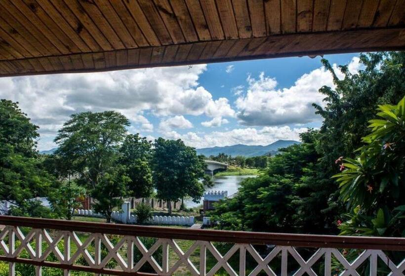 キングサイズベッドのスタンダードルーム, Captains Villa   Where Lake Malawi And Shire River Meet, Historical Hotel At Waterfront Next To The