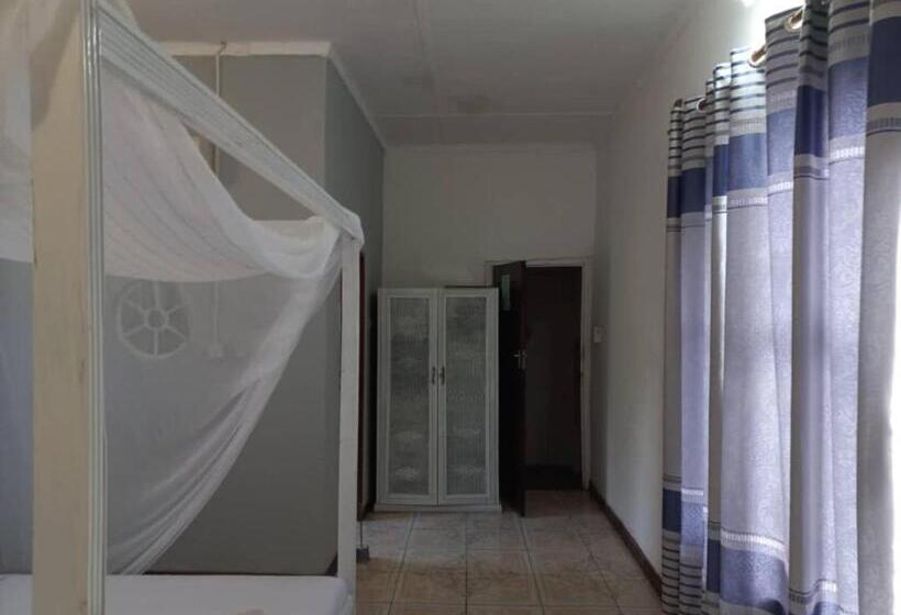 キングサイズベッドのスタンダードルーム, Captains Villa   Where Lake Malawi And Shire River Meet, Historical Hotel At Waterfront Next To The