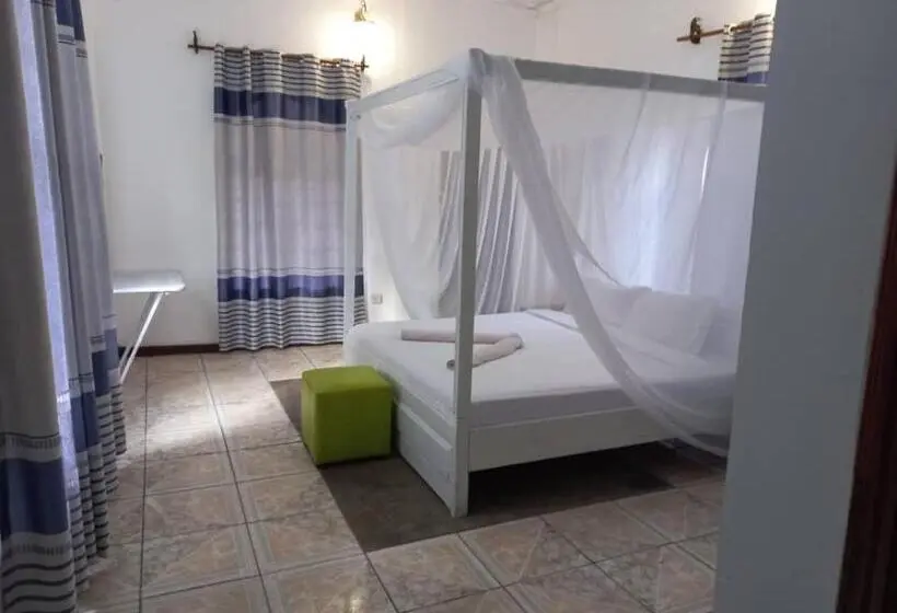 اتاق استاندارد با تخت بزرگ, Captains Villa   Where Lake Malawi And Shire River Meet, Historical Hotel At Waterfront Next To The