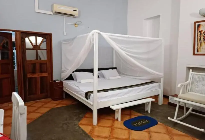 اتاق لوکس سه تخته, Captains Villa   Where Lake Malawi And Shire River Meet, Historical Hotel At Waterfront Next To The
