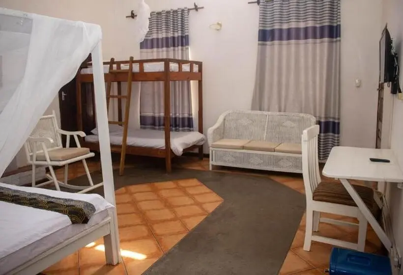 اتاق لوکس سه تخته, Captains Villa   Where Lake Malawi And Shire River Meet, Historical Hotel At Waterfront Next To The