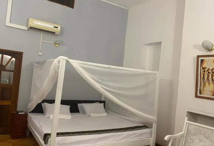 اتاق لوکس سه تخته, Captains Villa   Where Lake Malawi And Shire River Meet, Historical Hotel At Waterfront Next To The