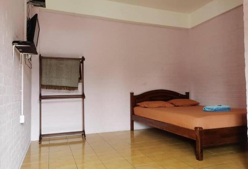 Номер Deluxe, Kamila Motel Teluk Senangin