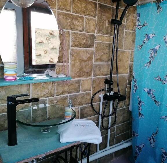 اتاق استاندارد سه نفره, La Doi Pasi De Mare