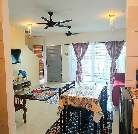 Дом 4 Спальни, Naira Homestay Kota Bharu ,wakaf Che Yeh 4 Bilik 3 Aircond