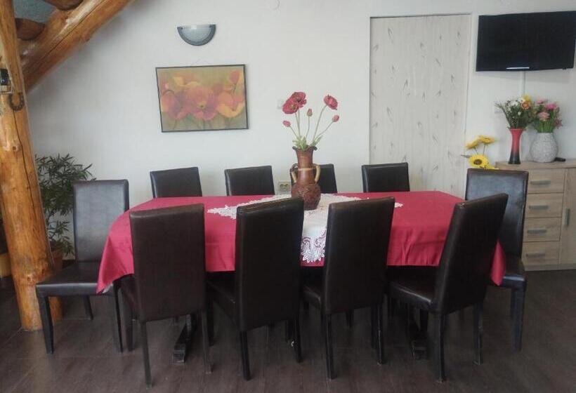 침실 4개 주택, Pensiune La Iulian