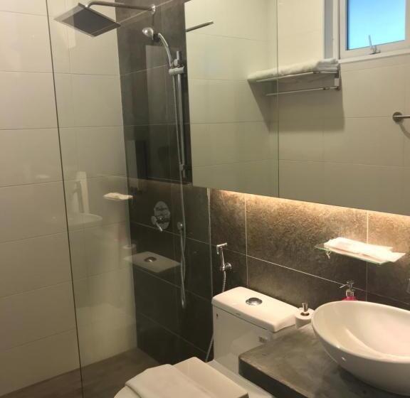 חדר סטנדרט, The Corner House