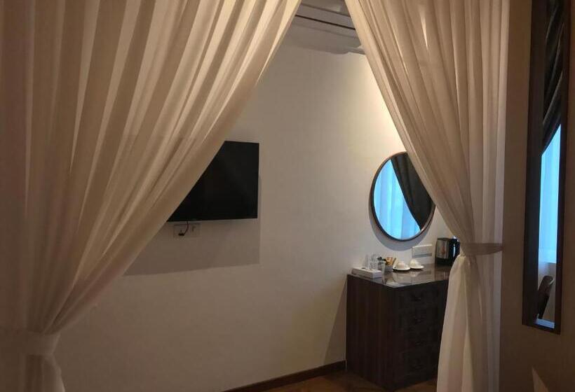 חדר סטנדרט, The Corner House