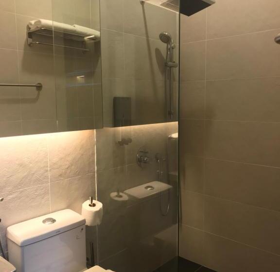 חדר סטנדרט, The Corner House