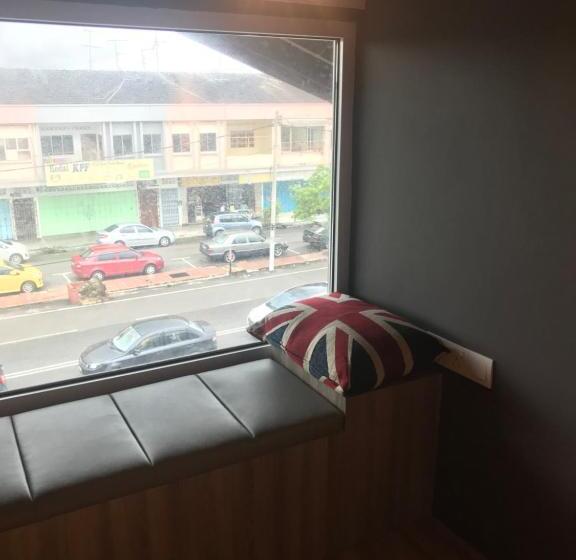 חדר סופריור, The Corner House