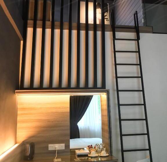 חדר סופריור, The Corner House