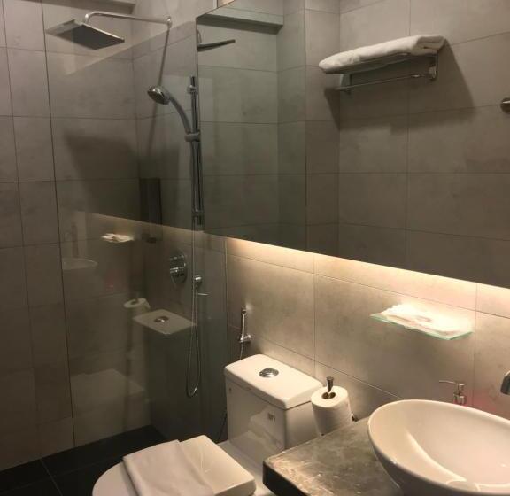 חדר סטנדרט, The Corner House