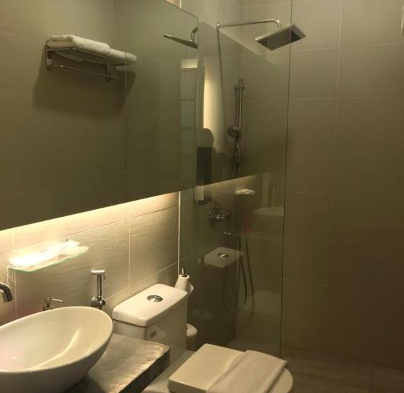 חדר דלוקס, The Corner House