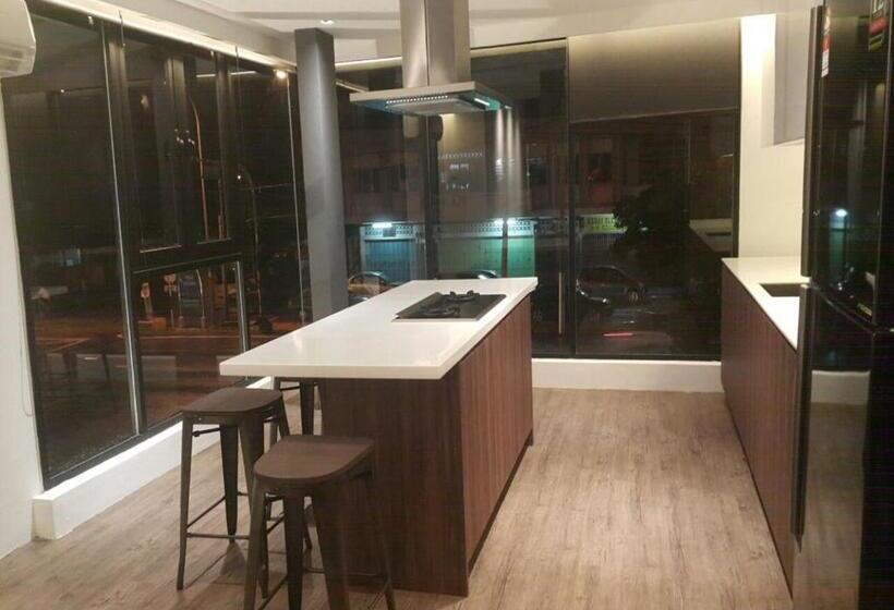 דירת שלושה חדרים, The Corner House